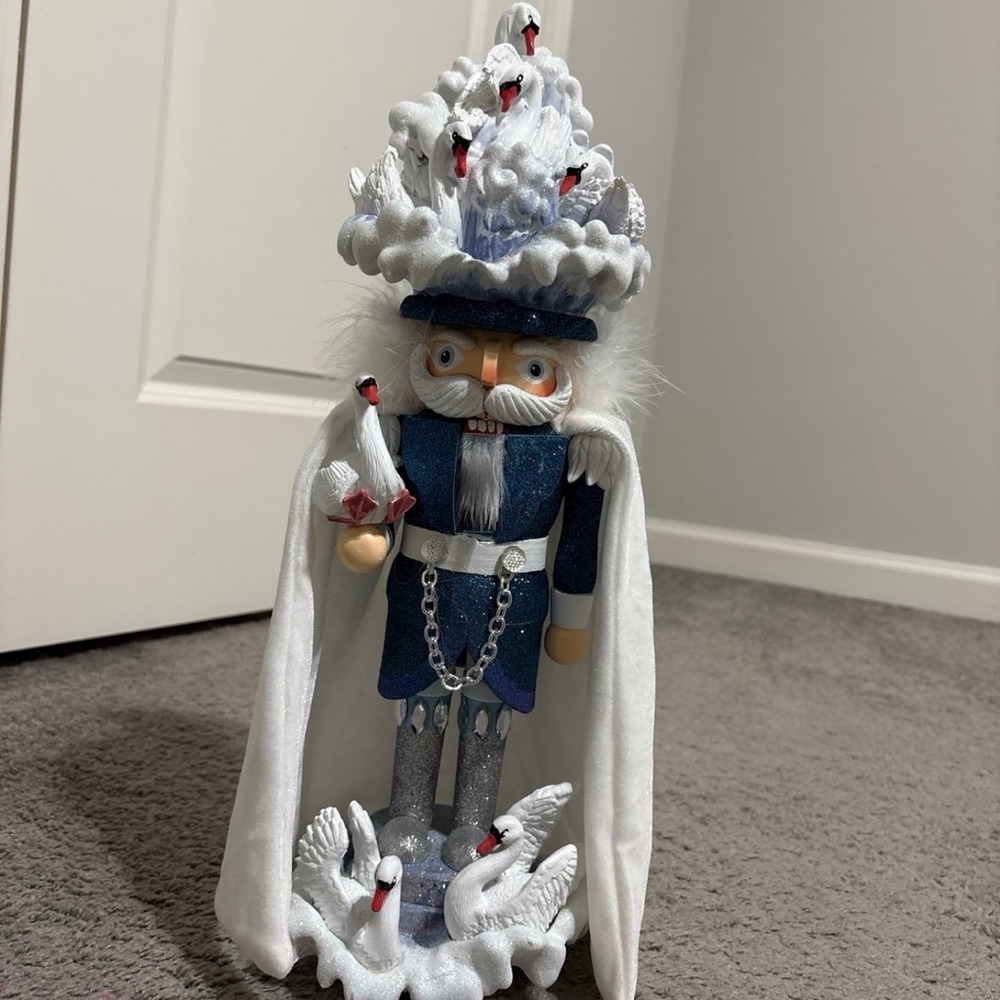 Kurt Adler 18-Inch Hollywood 7 Swans Swimming Nutcracker,Blue